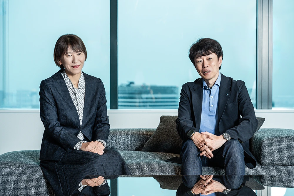 （左）明石麻依子 レゾナック DX推進部 部長　（右）柴田英樹 レゾナック・ホールディングス 執行役員 最高デジタル責任者（CDO）